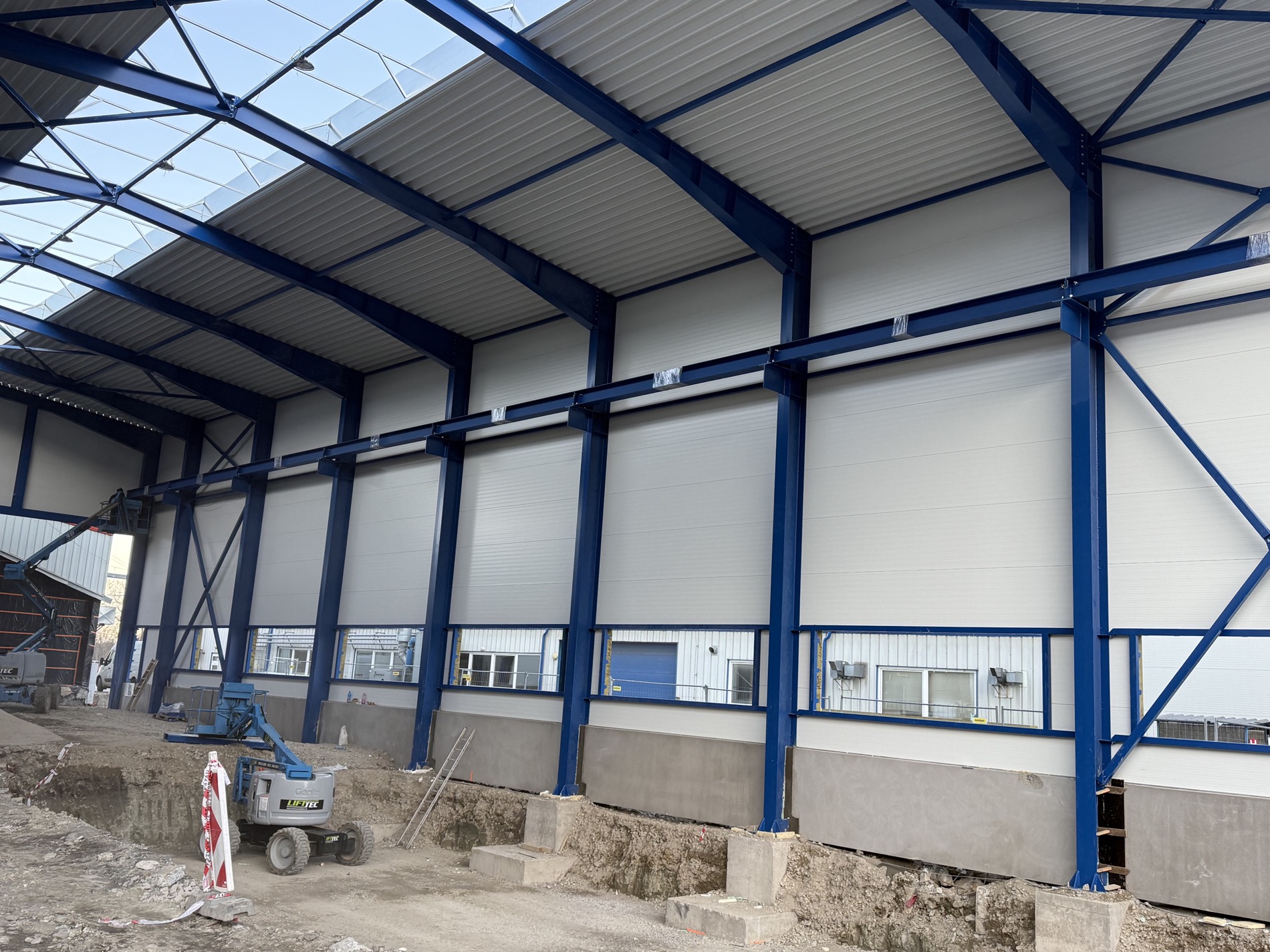 Placing a steel hall structure with a mobile crane